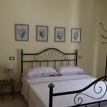 With One Bedroom In Viareggio, With Wonderful Mountain View Lägenhet