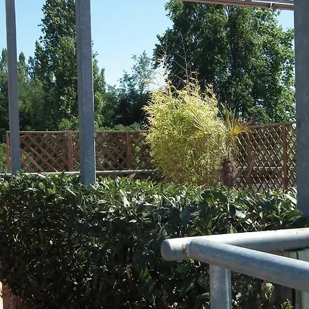 With One Bedroom In Viareggio, With Wonderful Mountain View 아파트